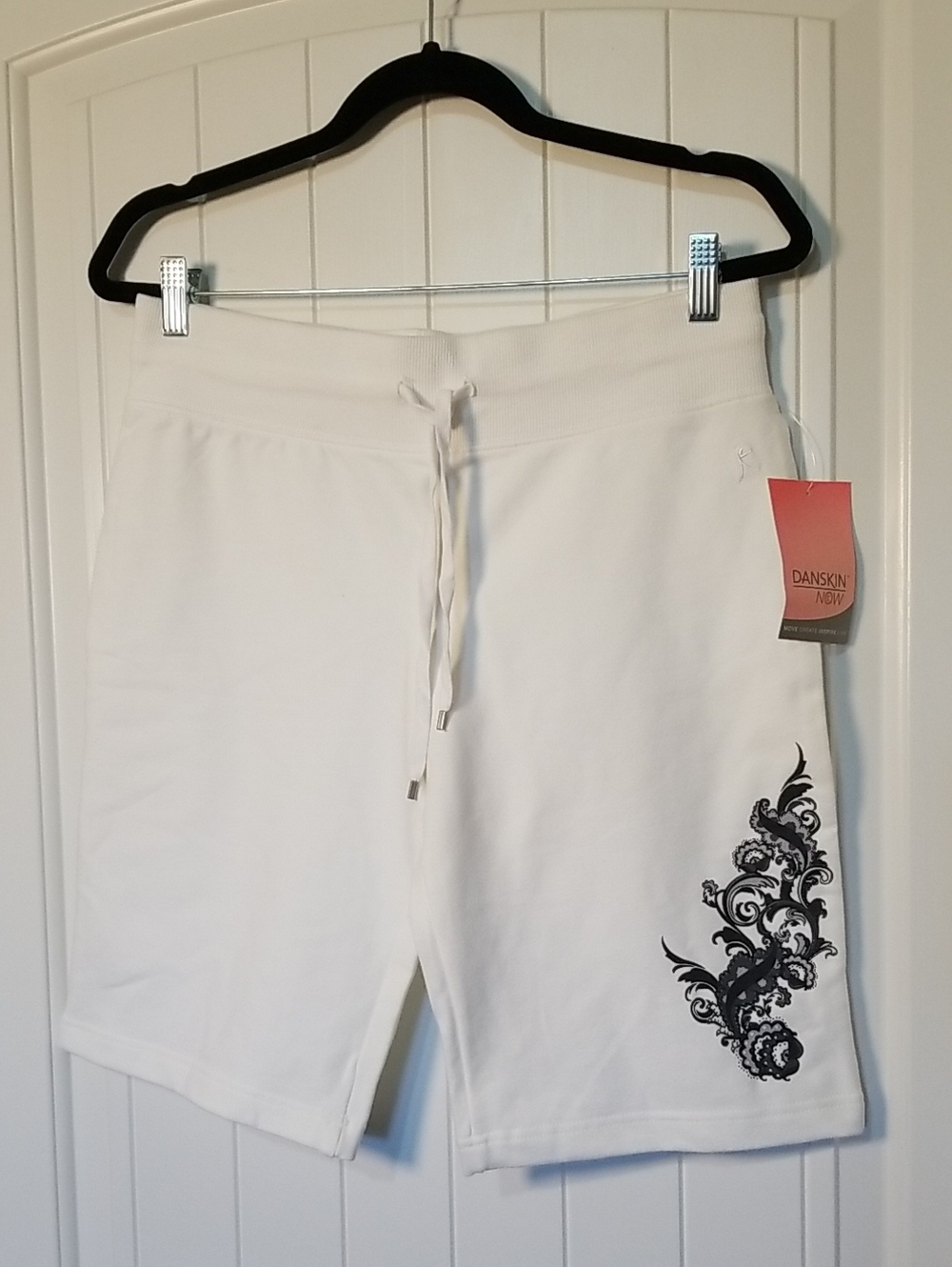 NWT Danskin White Drawstring Bermuda Shorts w/Black Ornate Print Size M (8/10)